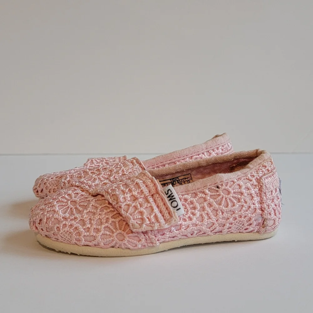 Toms Baby Shoes Size 5 flats pink lace leather insole excellent baby girl shoes